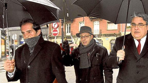Mikel Cabieces, flanqueado por sus abogados, Félix Rojo y Jesús Urraza, el día que declaró ante la fiscal Carmen Adán del Río.