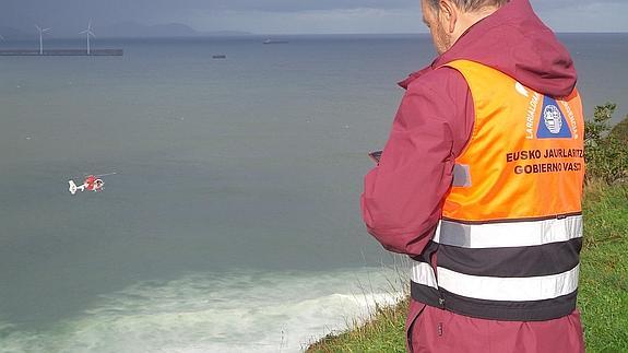 Agentes de la Ertzaintza buscan en el mar el cuerpo del vecino de Getxo desaparecido.