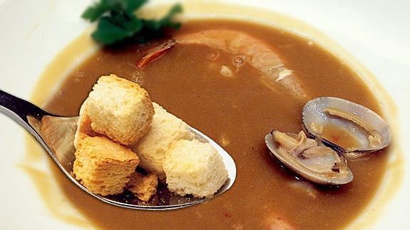 Plato de sopa de pescado.