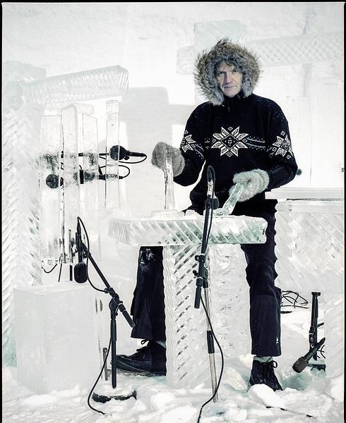 Terje Isungset a los mandos de un xilófono de hielo.