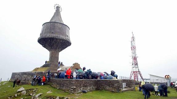 Urduñako Ama Birjinaren monumentua.