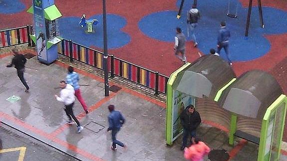 Varios de los implicados en la pelea entre dos clanes rumanos del mes pasado en Sestao, armardos con palos. 