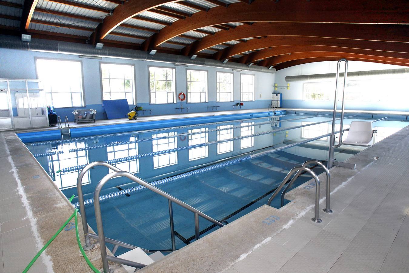 El vaso de la piscina climatizada está lleno de agua. Antes de que vuelva a entrar en servicio se realizarán distintas pruebas de temperatura. 