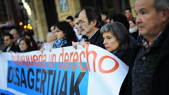 Los padres y el abuelo de Hodei, en primer término, en la concentración de este lunes en Bilbao.