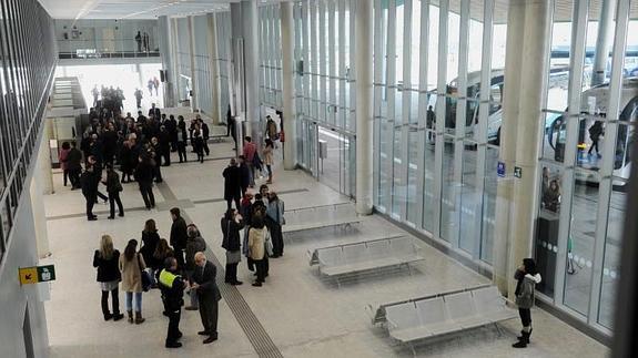 Vista de la sala de espera, con autobuses en las dársenas. 
