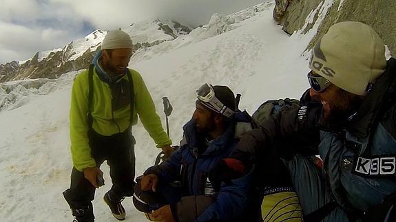 Alex Txikon junto a sus compañeros de aventura al llegar al C4.