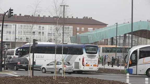 La barrera de entrada hace que se formen colas cuando llegan varios autobuses al tiempo