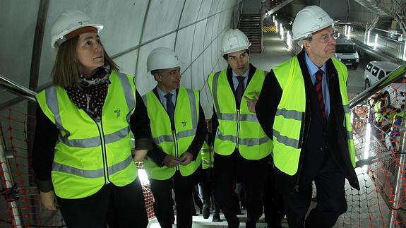 La consejera Ana Oregi, el lehendakari, Iñigo Urkullu, el candidato a diputado general, Unai Rementeria, y el alcalde de Bilbao, Ibon Areso, han visitado hoy la futura estación de Zurbaranbarri. TELEPRESS