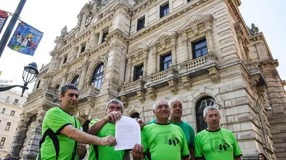 Miembros de la plataforma Usansolo Herria muestran la petición presentada ante el Diputación de Bizkaia para pedir la desanexión del barrio de Galdakao. MAITE BARTOLOMÉ