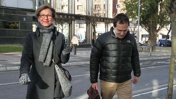 La concejala Encina Serrano, a la salida del Juzgado. 
