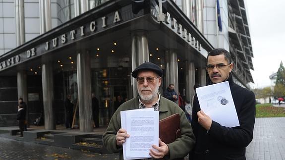 Fede García y un colaborador, con una de sus sucesivas denuncias contra los dirigentes alaveses. 