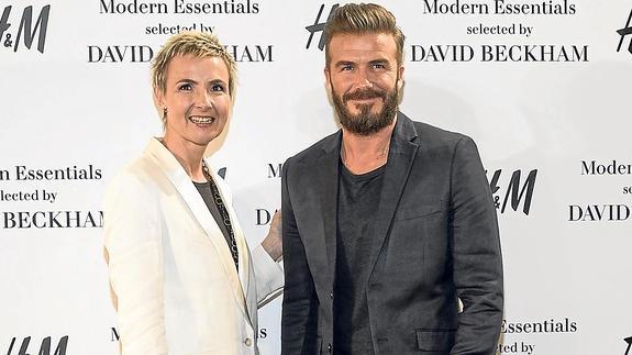 Beckham, ayer junto a Doris Klein, directora general de H&M en España y Portugal.
