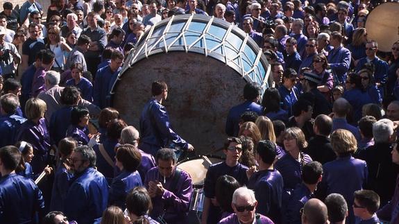 Cofrades rompen la hora el Viernes Santo en Calanda.