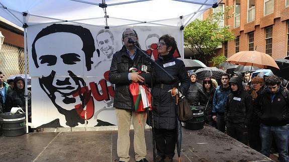 Los padres de Iñigo Cabacas en un acto de homenaje.