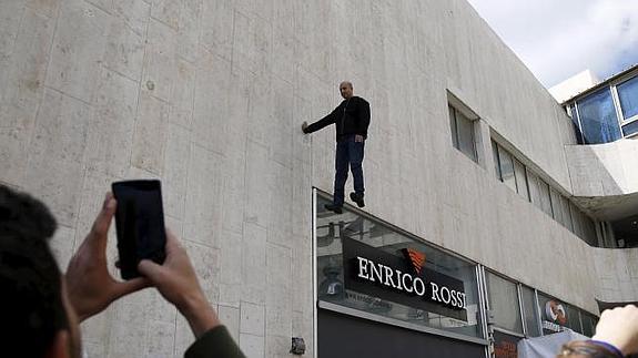 Hezi Dean colgado de una pared de un centro comercial en Tel Aviv.