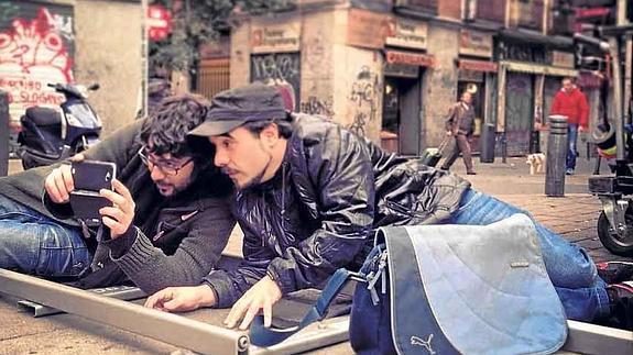 Koldo Serra (arriba, con gorra, en el rodaje de un spot) reservó un papel para el llorado Álex Angulo.