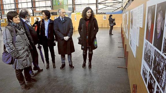 El portavoz del Gobierno vasco, Josu Erkoreka, visitó ayer la exposición. 