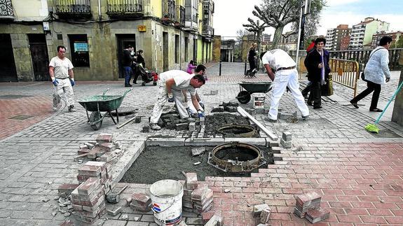 Ayer mismo era evidente la actividad de los operarios que iniciaron los trabajos en la calle Independencia. 