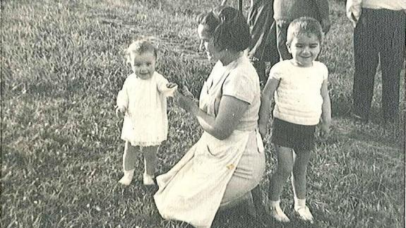 Teodora, con sus dos hijos mayores, Gotzon y Belén. 