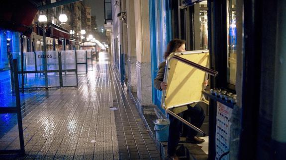 Los bares podrán abrir dos horas más en Semana Santa.