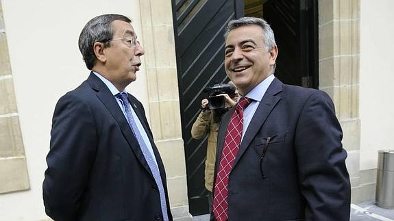 De Andrés, con el diputado general vizcaíno José Luis Bilbao, en el Parlamento. 