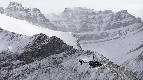 Un helicóptero de rescate sobrevuela los Alpes franceses. 