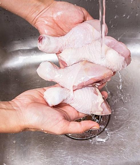 El 44% de los británicos lava la carne antes de cocinarla. 