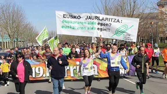 Eusko Jaurlaritzako Hezkuntza, Hizkuntza Politika eta Kultura Saileko ordezkariak Gasteizen egin zuten Korrikako kilometroan atzean izan zuten pankarta. 