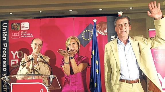Fernando Maura (izquierda) y Francisco Sosa Wagner celebran con Rosa Díez los resultados de las últimas elecciones europeas.