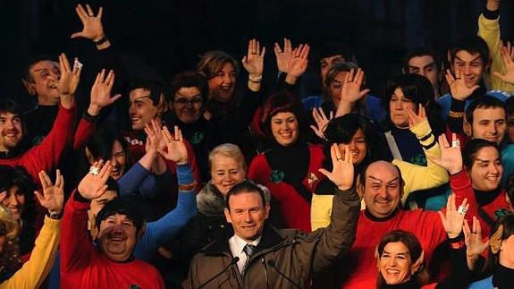 Juan José Ibarretxe y otros dirigentes del PNV imitan al señor Spock en 2009. 