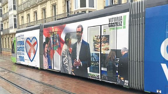 La campaña publicitaria de Maroto utilizó como plataforma los tranvías de la ciudad. 