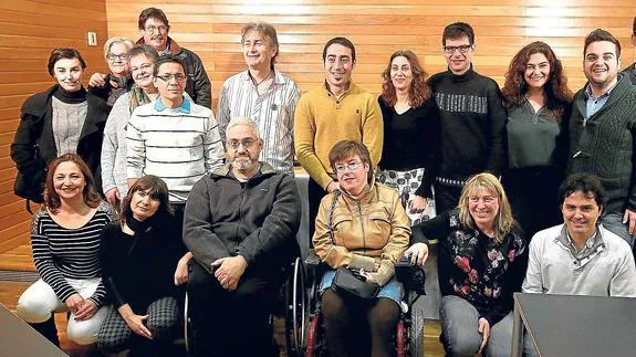 Ausejo, rodeado de los miembros de la candidatura con la que ganó las elecciones primarias en La Rioja para auparse al puesto de secretario general.