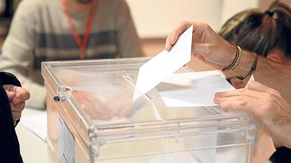Un hombre introduce su voto en una urna, en una convocatoria electoral anterior.