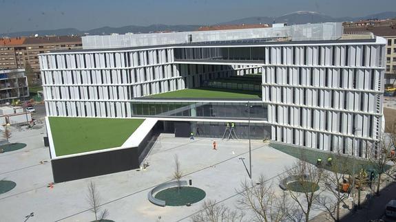 El nuevo Ayuntamiento y la plaza adyacente. 