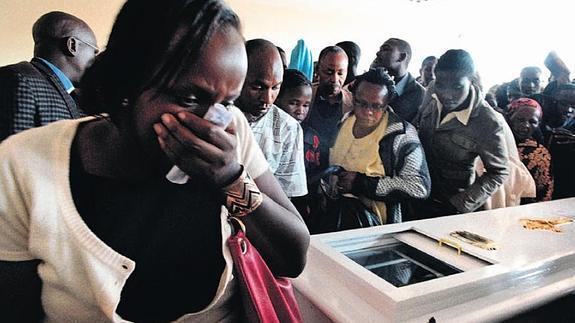 Una mujer llora ante el cadáver de una de las víctimas del atentado contra estudiantes cristianos en la Universidad de Garissa.