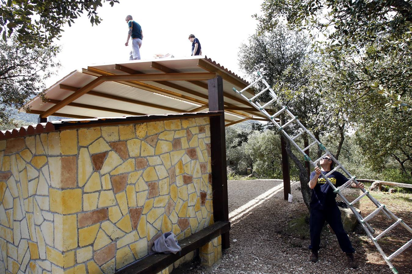Trabajos de reposición en la cubierta de una de las casetas. 