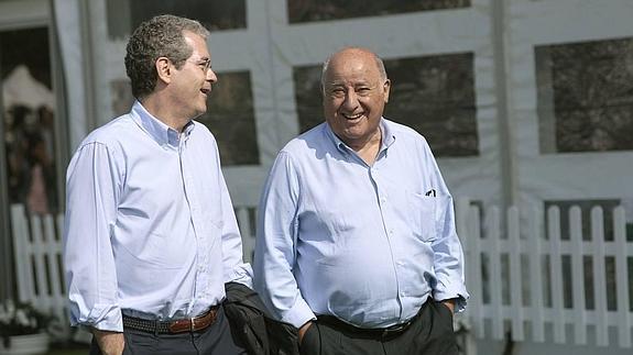 Pablo Isla, actual presidente del grupo Inditex, charla con Amancio Ortega, fundador de la multinacional. 