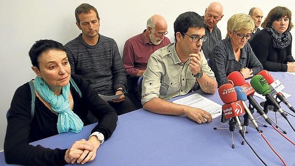 La abogada Jone Goirizelaia compareció ayer junto a los representantes de las organizaciones que respaldan la acción popular personada en la causa.