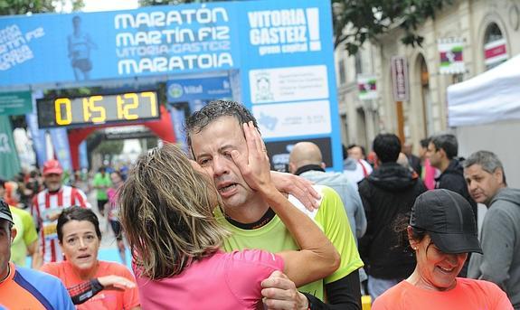 Dos corredores se felicitan en la línea de meta, el pasado año. 