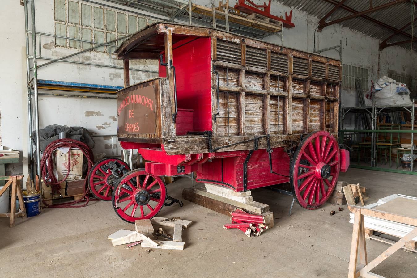 El carro del Servicio Municipal de Carnes se encuentra en un pabellón municipal desde hace una semana. 