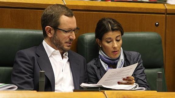 Maroto repasa unos papeles junto a Laura Garrido. 