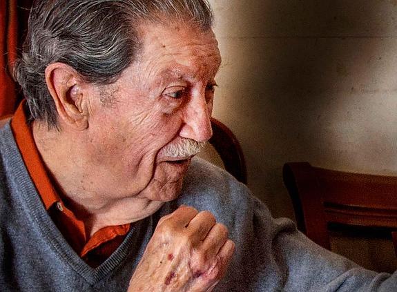 "Apostaría por Mayweather, pero quiero que gane Pacquiao". A los 88, Manuel Alcántara se asoma al combate del siglo después de una vida entera de golpes y versos.