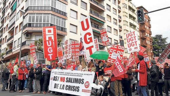 Cabecera de la numerosa manifestación que convocaron los sindicatos UGT y CC OO, mayoritarios en La Rioja.