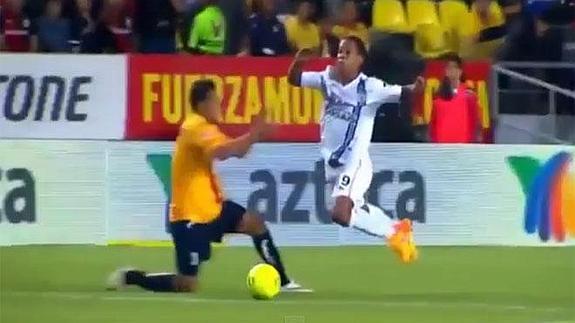 Ronaldinho quisó engañar al arbitro.