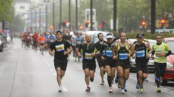 Un grupo de corredores recorren la Avenida de Gasteiz. 