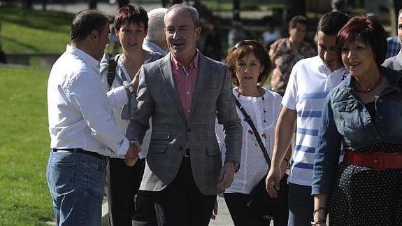 Alfonso García da la mano a un vecino de Barakaldo.