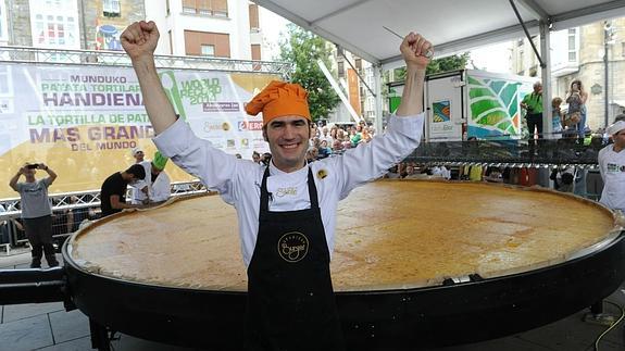 Sénen González frente a la tortilla gigante de Vitoria. 