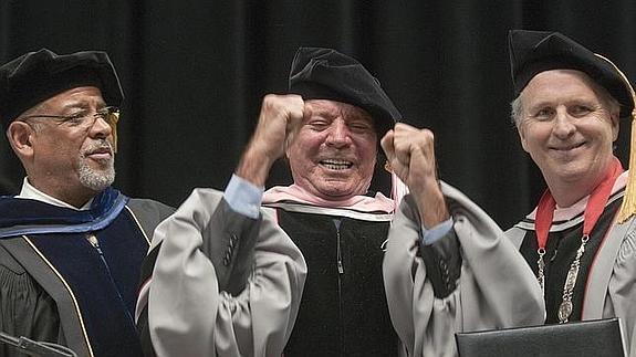 El cantante durante una ceremonia de graduación.