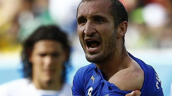 Chiellini tras ser mordido por Suárez en el Mundial de Brasil.