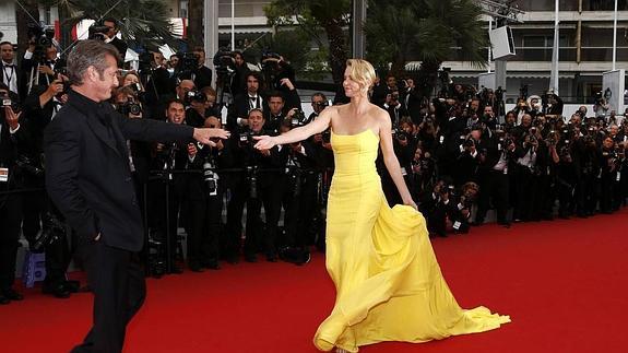 Sean Penn y Charlize Theron posan para las cámaras en la alfombra francesa. 